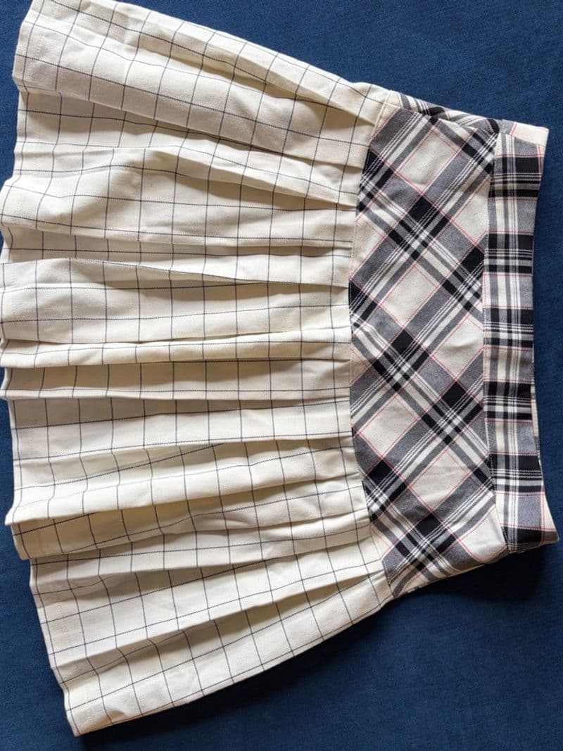 Urban Outfitters Plaid Mixed Print Pleated Mini Skirt Cream Black Red Size S NEW — photo 3