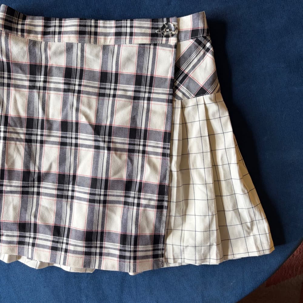 Urban Outfitters Plaid Mixed Print Pleated Mini Skirt Cream Black Red Size S NEW — photo 1
