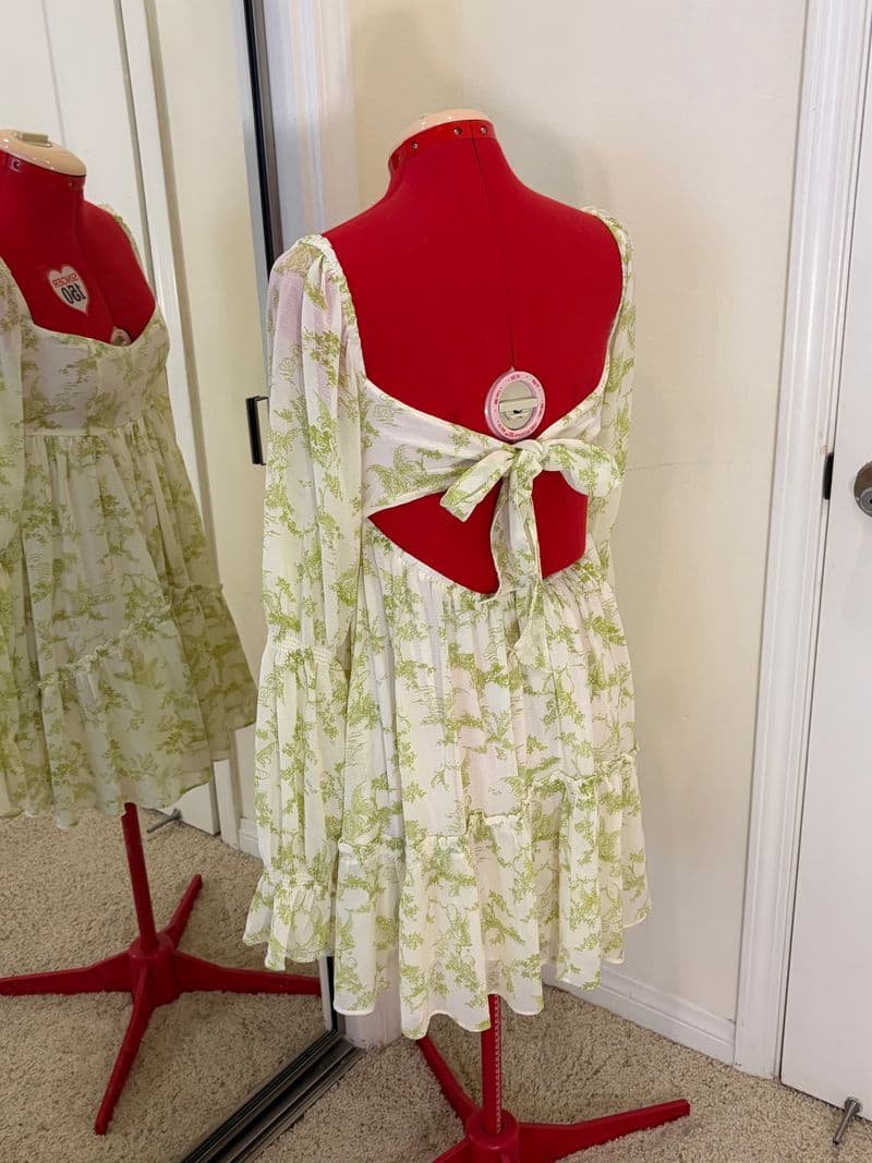 Back view bow detail