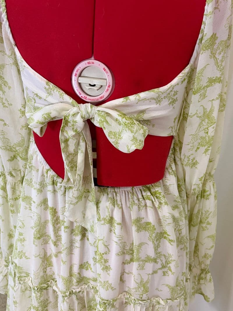 Back view bow detail