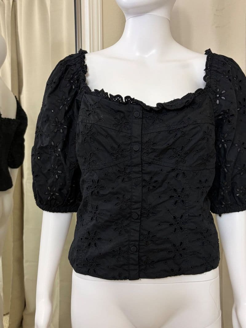 Gap Womens Black Eyelet Puff Sleeve Square Neck Smocked Blouse Top Medium — photo 1