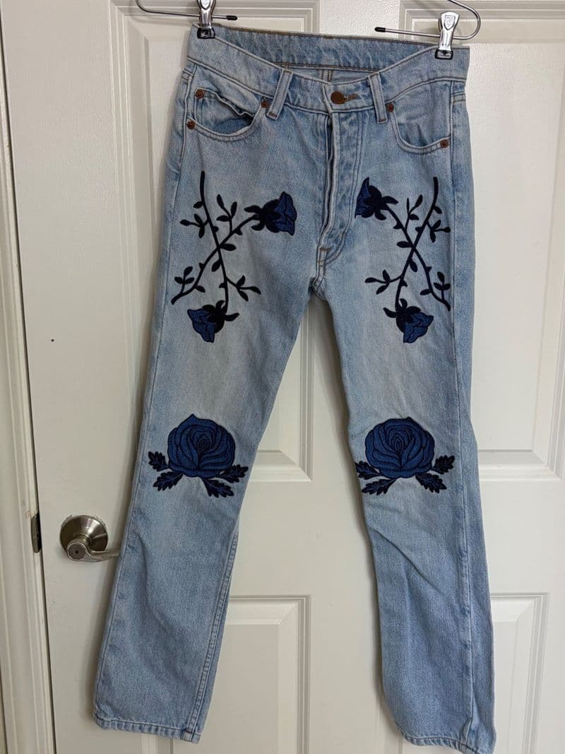 Bliss and Mischief Embroidered Rose Straight Leg Jeans Light Wash Blue Size 25 — photo 1