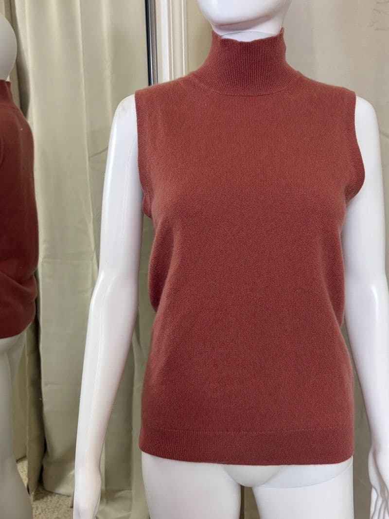 C by Bloomingdales Cashmere Sleeveless Mock Neck Sweater Rust Terracotta Medium — photo 1
