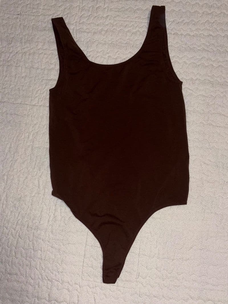 SKIMS Essential Scoop Neck Thong Bodysuit Cocoa Brown Small Sleeveless Top — photo 1