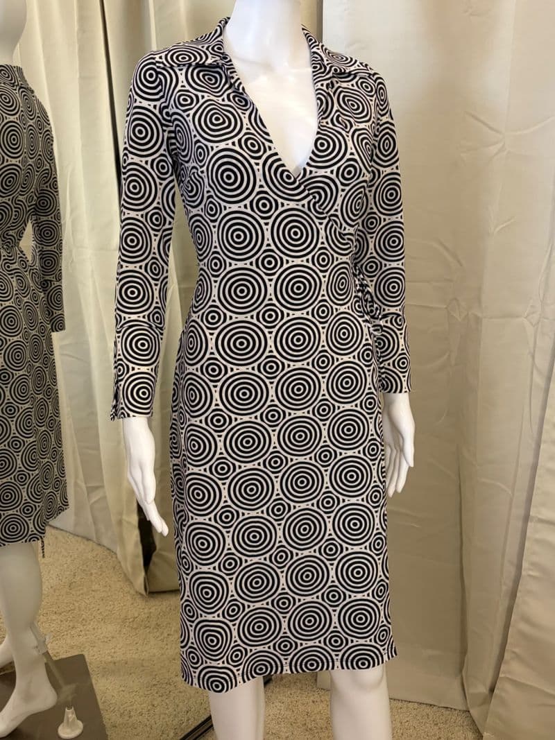 Bebe Black White Geometric Optical Print Wrap Dress Long Sleeve Collared XS — photo 1