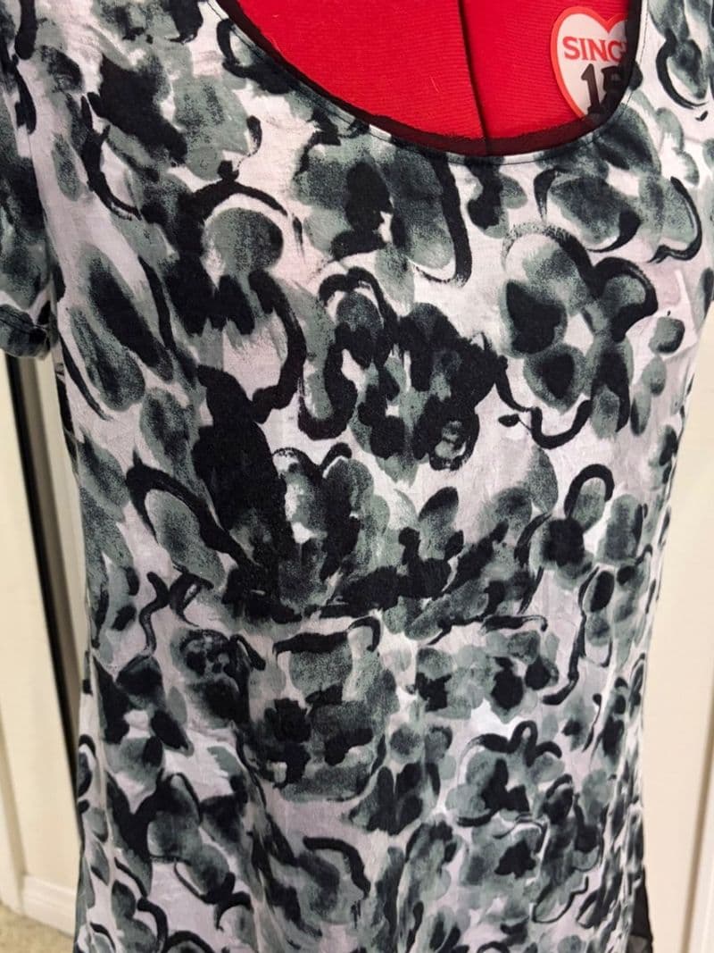 Simply Vera Vera Wang Floral Tunic Top Grey Black Sheer Trim Short Sleeve Medium — photo 1