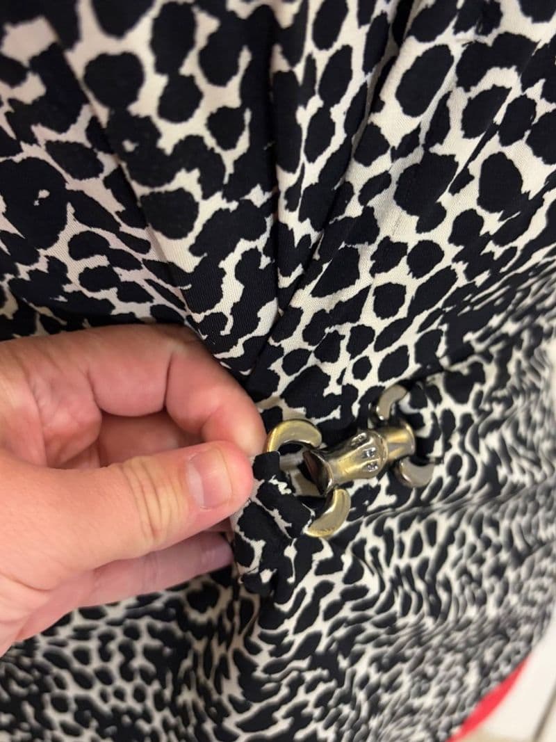 Office Baddie Animal Print Sleeveless V-Neck Buckle Blouse Medium — photo 1