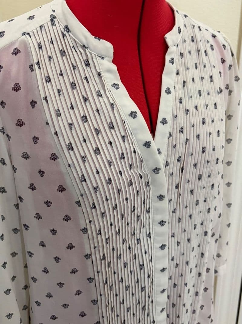Corporatecore Cream Navy Floral Pleated V-Neck Blouse 3/4 Sleeve Size 10 — photo 1
